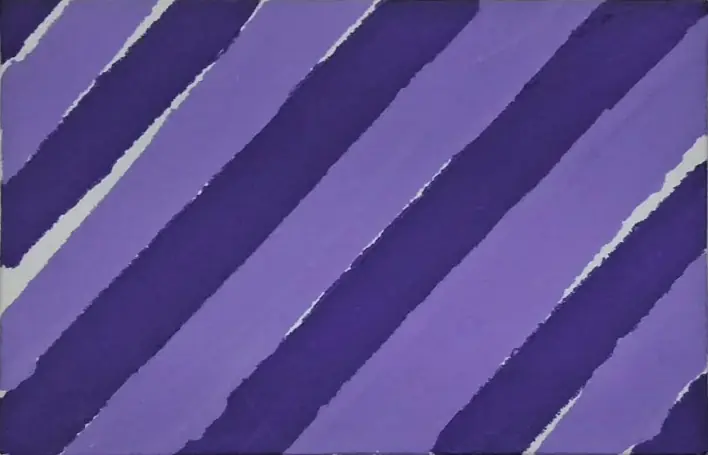 Faixas diagonais em roxo e lilás, com pequenos trechos brancos.